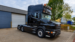 20251019-Tom-Holding-00472